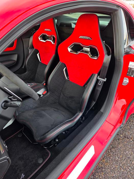 Skořepiny Sabelt fantasticky drží v zatáčkách. Na výškové nastavení je ale potřeba vzít šroubovák.