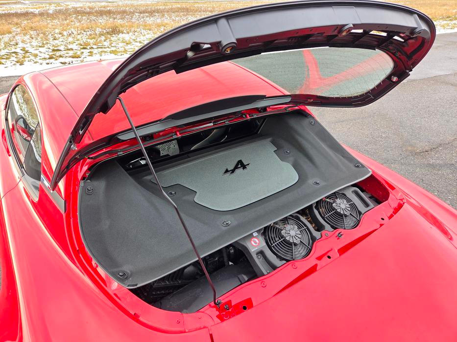 Uprostřed umístěný přeplňovaný benzinový čtyřválec se schovává za předními sedadly. Má průhledný kryt, dostat se k němu ale lze až po odjištění šroubů v kufru auta.