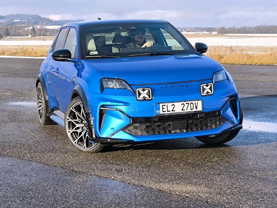 Elektrická předokolka už je nedotáčivá trochu více, nicméně pořád je s autem opravdu zábava a klikaté okresky si umí užít.