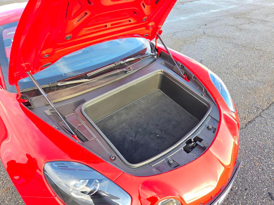 Prostor pro třeba značková zavazadla je i vpředu.