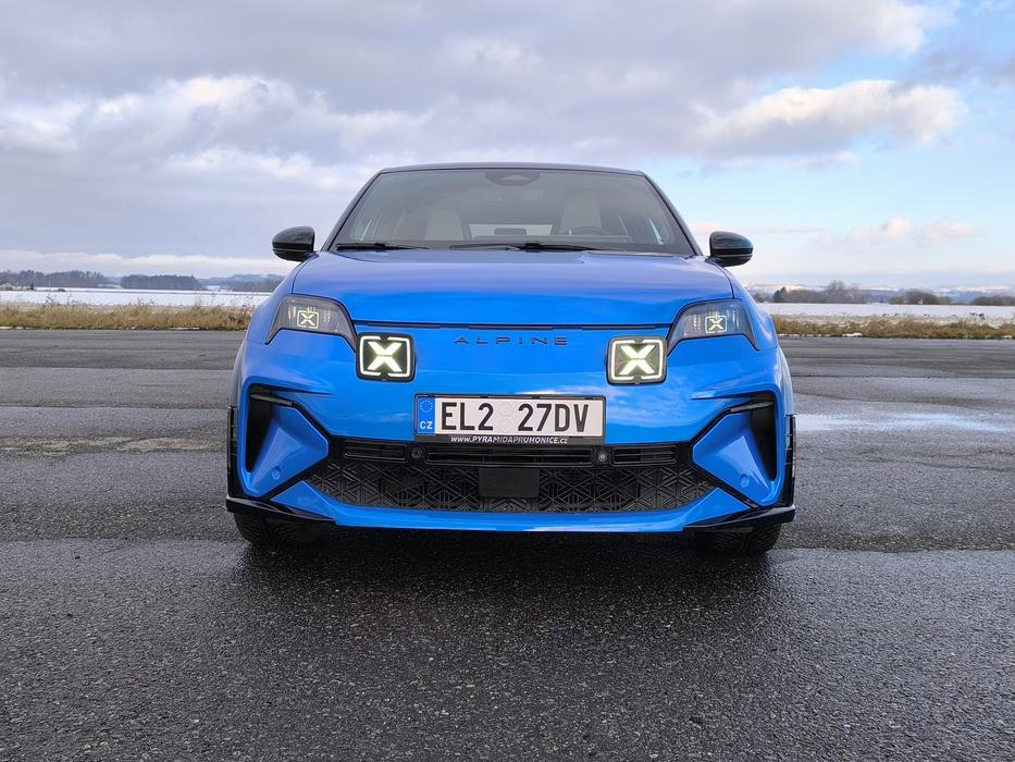 Vnější design sice příbuznost s R5 nezapře, ale designéři odvedli skvělou práci. Navíc alespoň vzdáleně je vidět i spojení s A110.