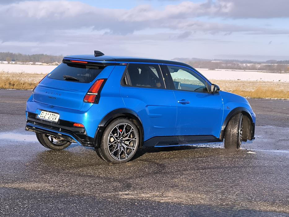 Může za to řada změn oproti výchozí R5. Ve verzi GTS navíc doprovázená elektromotorem o výkonu 160 kW.