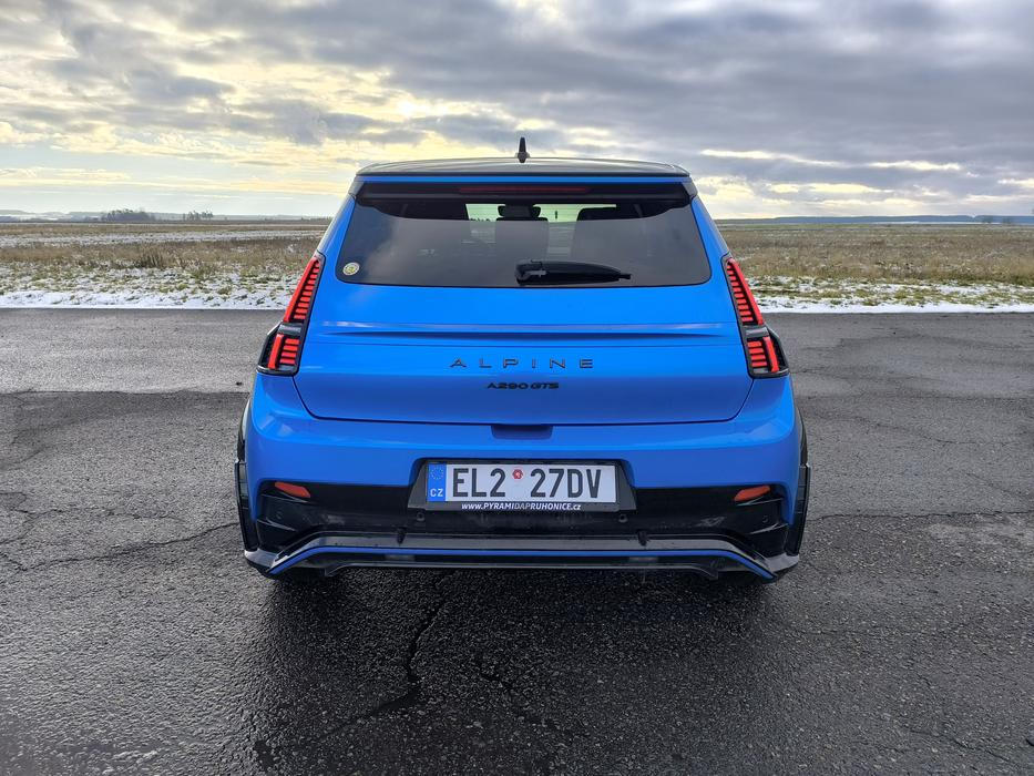 Vertikální zadní světla jsou shodná s R5.