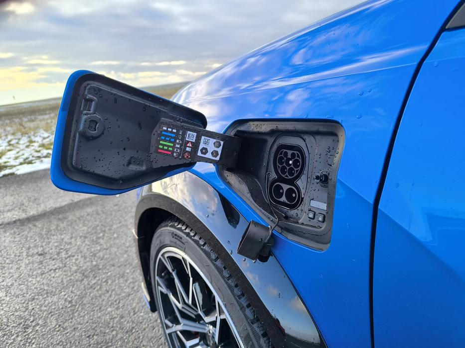 Nabíjecí port je podobně jako hrdlo nádrže u kupé vpředu. Jen u hatchbacku je umístěné vlevo. Maximální DC výkon je 100 kW a AC výkon 11 kW.