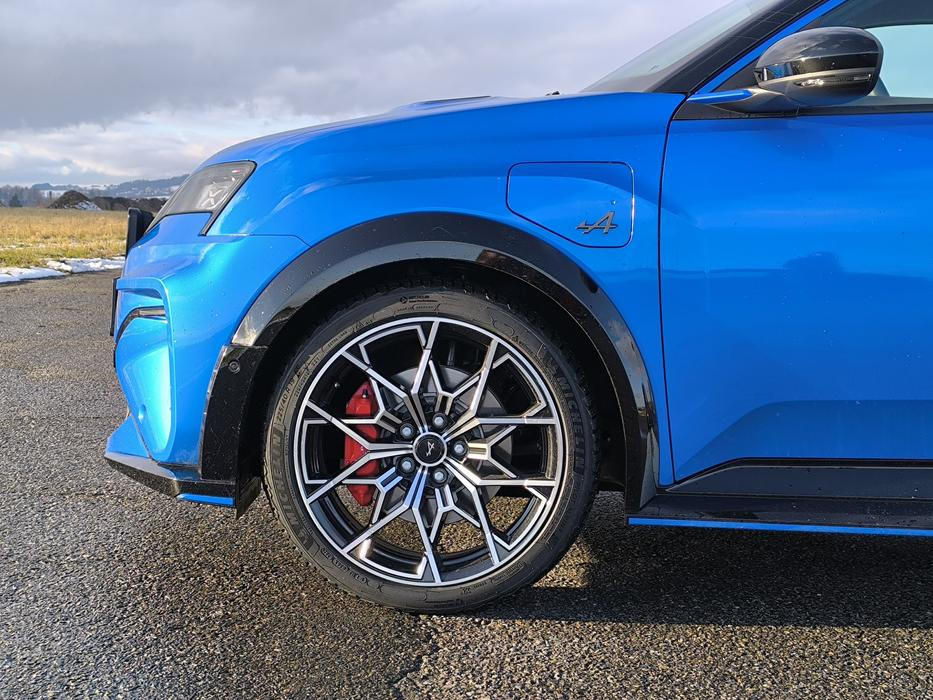 Kola mají standardně 19 palců, o jeden více než u A110. Navíc se jejich design jmenuje pro zimu příznačně "sněhová vločka".