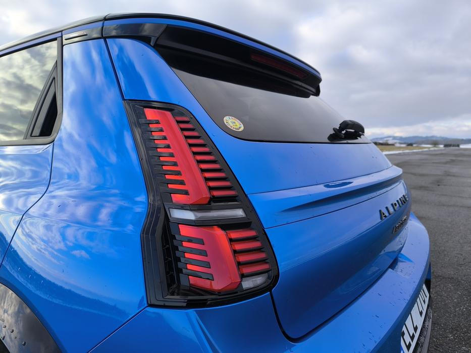 Že spolu s R5 získala A290 titul evropského Auta roku, připomíná nálepka na zadním okně.