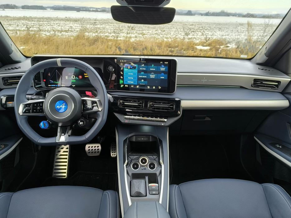 Kabina z R5 hodně vychází, nicméně úplně stejná není a úpravy designové i funkční jsou určitě ku prospěchu věci.