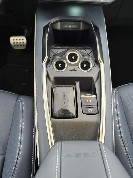 Třeba ovládání automatu se zpoza volantu přesunulo na středový tunel: stejnými tlačítky jako u A110.