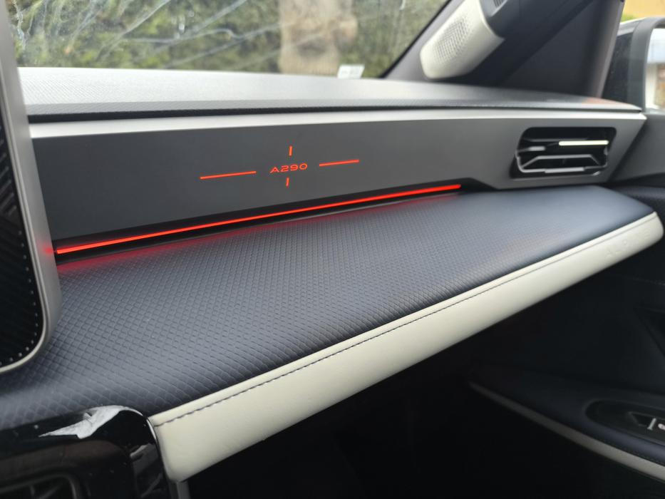 Před spolujezdcem najdete podsvícené označení vozu.