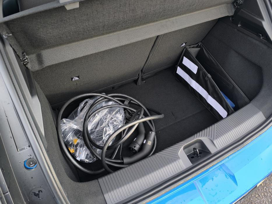 Kufr pojme 300 litrů, trochu budou překážet nabíjecí kabely i vyšší nakládací hrana.