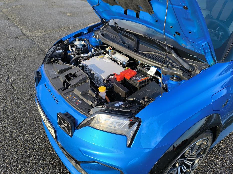 Pod přední kapotou je 160kW elektromotor, základní model má výkon o 30 kW nižší.