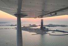 Pohled z letadla na umělé poloostrovy a ostrovy v emirátu Rás al-Chajma.