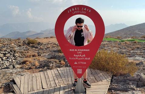 Reportér webu Aktuálně.cz na jednom z nejvyšších míst Spojených arabských emirátů, 27. listopadu 2025.