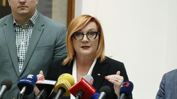Poslankyně ANO Alena Schillerová ve chvíli, kdy odmítala kritiku opozičních poslanců
