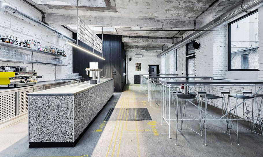 Dominantou prostoru je bar s hliníkovým obkladem evokujícím pivní pěnu.