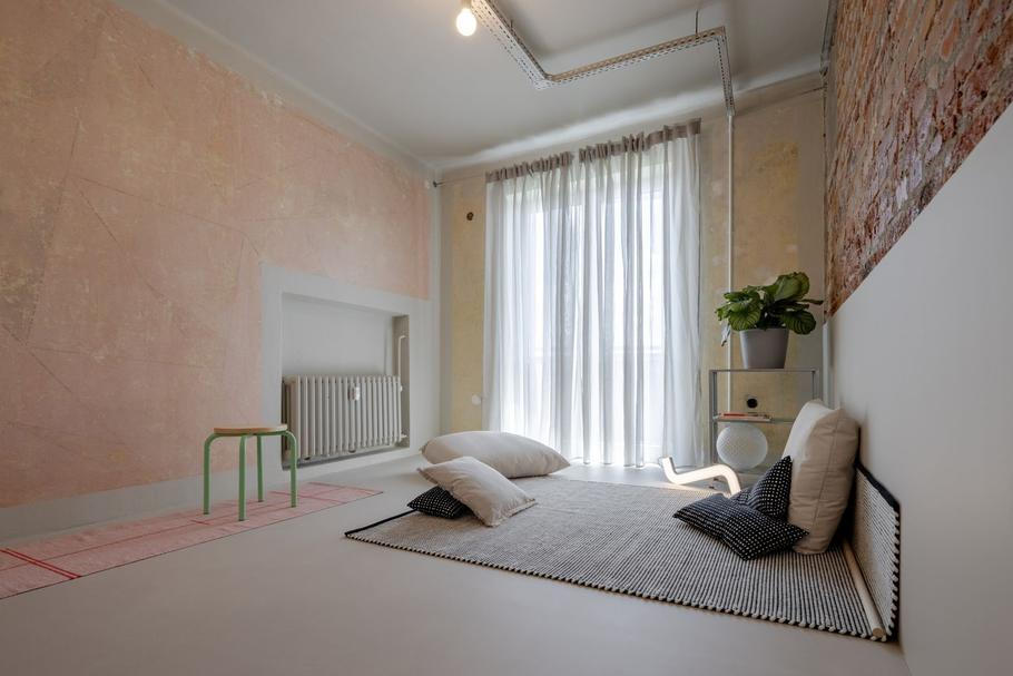 Výsledkem je byt pro mladý pár, který pracuje z domova - otevřený, funkční, plný příběhů. 