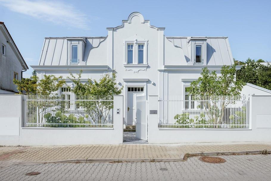 Dům je navržen pro starší manžele a jejich dvě jezevčice.