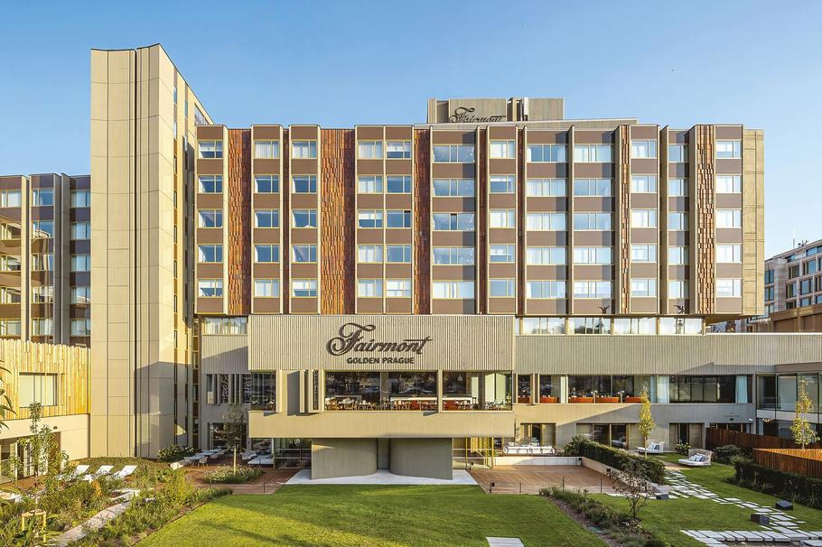 Po pětileté rekonstrukci za čtyři miliardy korun se bývalý InterContinental proměnil v hotel Fairmont Golden Prague. 
