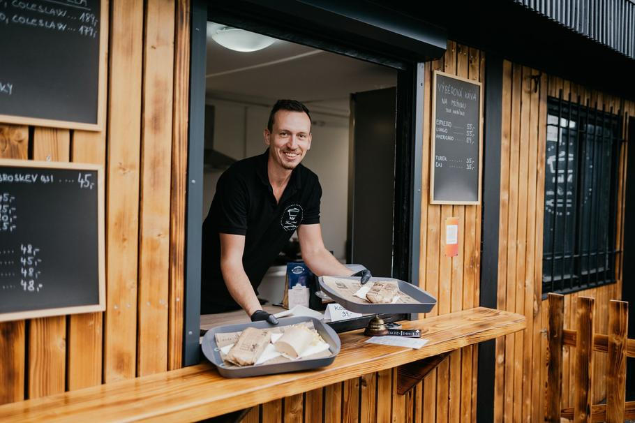 Když manželé odešli z města na venkov, chtěli jen zpomalit a zkusit něco svého.