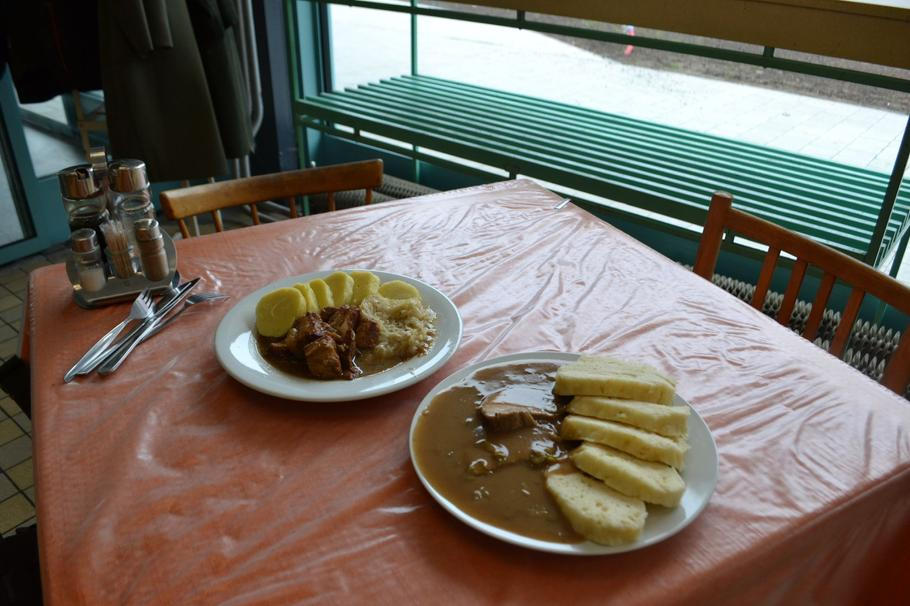 Ochutnali jsme znojemskou vepřovou kýtu s houskovým knedlíkem a pivovarské vepřové výpečky se zelím a bramborovým knedlíkem. Obě jídla byla skvělá.