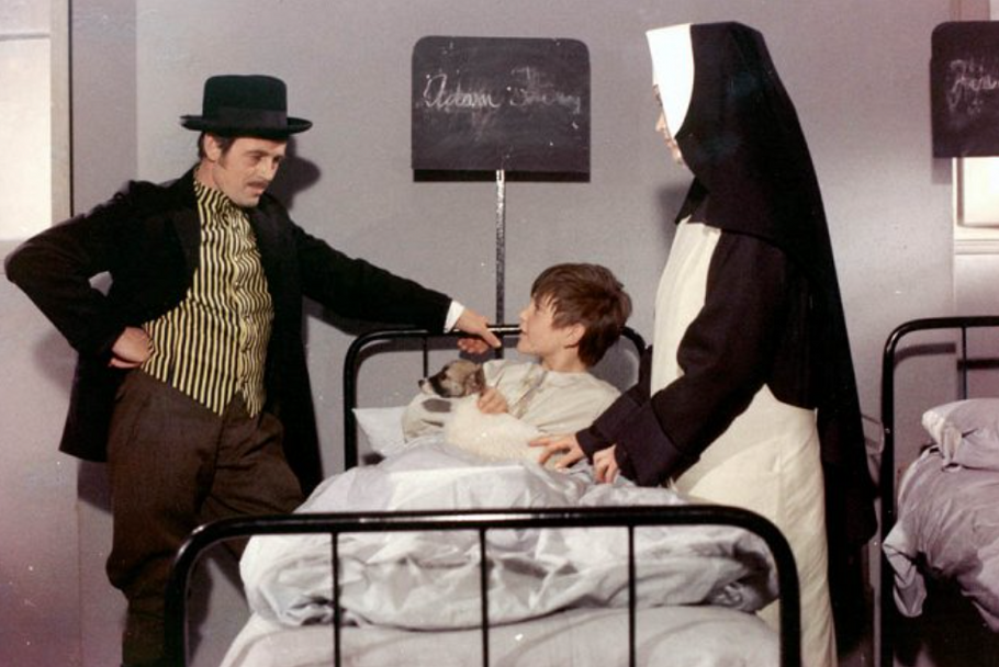 Karel Hlušička a Vladimír Dlouhý ve filmu Karla Kachyni Už zase skáču přes kaluže (1970). Skutečný autor scénáře Jan Procházka nesměl být v titulcích uveden (byl kryt Otou Hofmanem).