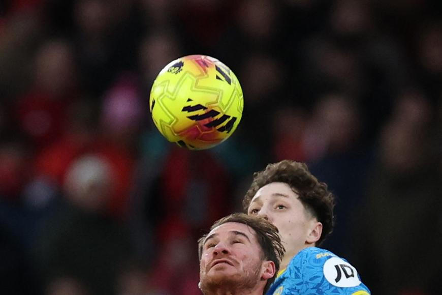 Arsenal a City se v Premier League přetahují o čelo, Krejčího tým zase prohrál