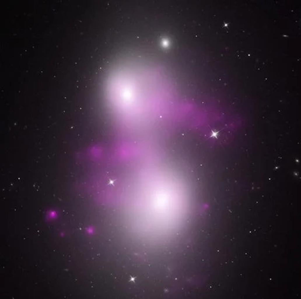 NGC 4782 a NGC 4783, dvojice srážejících se galaxií, při určitě orientaci připomínají sněhuláka.