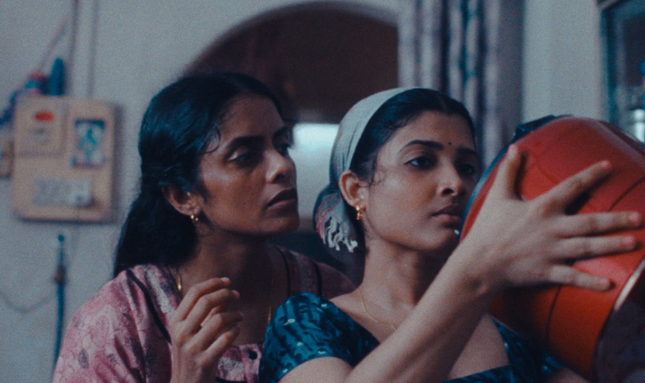 Kani Kusrutiová a Divya Prabhaová ve filmu Záblesky naděje vyprávějícím o hledání svobody v sevření tradic.