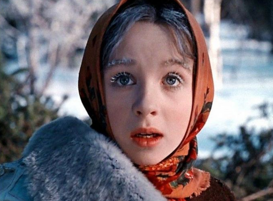 Natalje Sedychové bylo v době, kdy natáčela Mrazíka, necelých 15 let. Rodiče jí natáčení nejprve nechtěli dovolit.