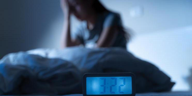 Pokud se budíte opakovaně, těžko znovu usínáte nebo vás ráno přepadá únava, může za tím stát stres, hormony i změny související s věkem.