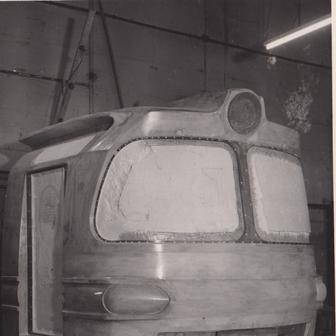 Zde odlišná, finální podoba čela lokomotivy. Hliněný model je vypálen a připraven na vznik pozitivní formy, takzvaného kopyta.