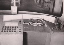 Kontrolér se měl původně ovládat volantem, ve finální podobě z něj zůstal jen jakýsi čtvrtvolant.