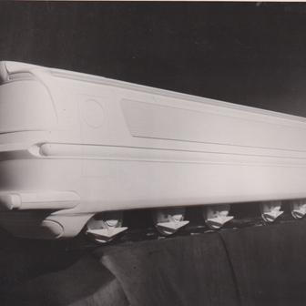 Po Františku Kardausovi se návrhářského pera ujal architekt Otakar Diblík, který zcela přepracoval čelní partie.