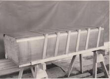 Prvním krokem ke vzniku modelu v životní velikosti byl opěrný dřevěný rám pro hliněný model.