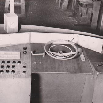 Kontrolér se měl původně ovládat volantem, ve finální podobě z něj zůstal jen jakýsi čtvrtvolant.