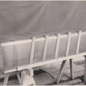 Prvním krokem ke vzniku modelu v životní velikosti byl opěrný dřevěný rám pro hliněný model.