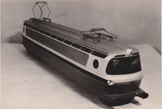 Tvůrce také počítal s velkým čelním panoramatickým oknem, které bylo v sériové podobě rozděleno středovým sloupkem.