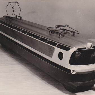 Tvůrce také počítal s velkým čelním panoramatickým oknem, které bylo v sériové podobě rozděleno středovým sloupkem.