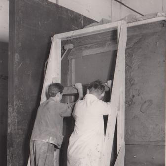 Další na řadu přišlo finální opracování. Zde vzniká výřez pro dveře.