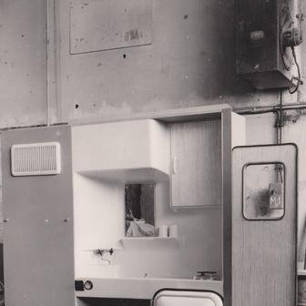 A nakonec rozložení zázemí posádky. Mimochodem, o takto luxusní výbavě si mohou dnešní moderní lokomotivy nechat jen zdát.