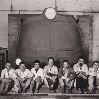 Skupinový portrét autorů skulptury. Šlo o studenty sochařství z Akademie výtvarných umění.