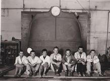 Skupinový portrét autorů skulptury. Šlo o studenty sochařství z Akademie výtvarných umění.