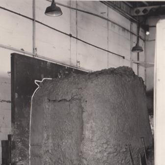 V této fázi práce se dřevěný rám skryl pod nánosem hrnčířské hlíny.