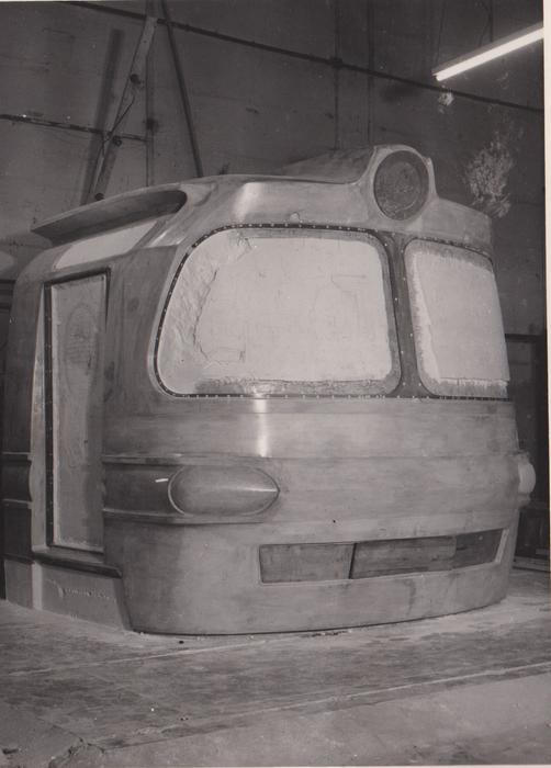 Zde odlišná, finální podoba čela lokomotivy. Hliněný model je vypálen a připraven na vznik pozitivní formy, takzvaného kopyta.