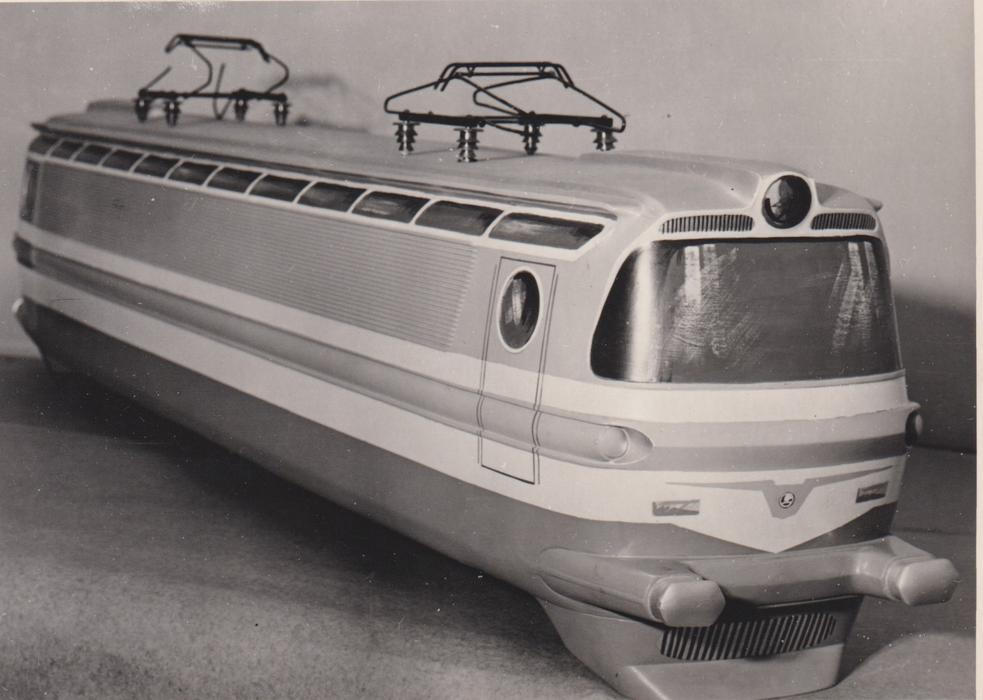 U dalšího návrhu se světla již přesunula na konečnou pozici, avšak jsou o něco menší než u sériové lokomotivy.