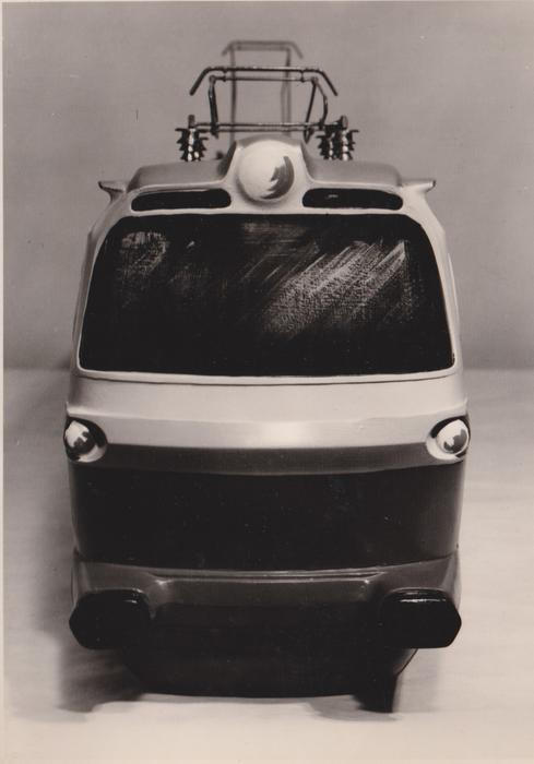 Otakar Diblík původně počítal s odlišným umístěním světlometů. Ty měly být původně v místech, kde jsou u sériových lokomotiv otvory pro houkačky.