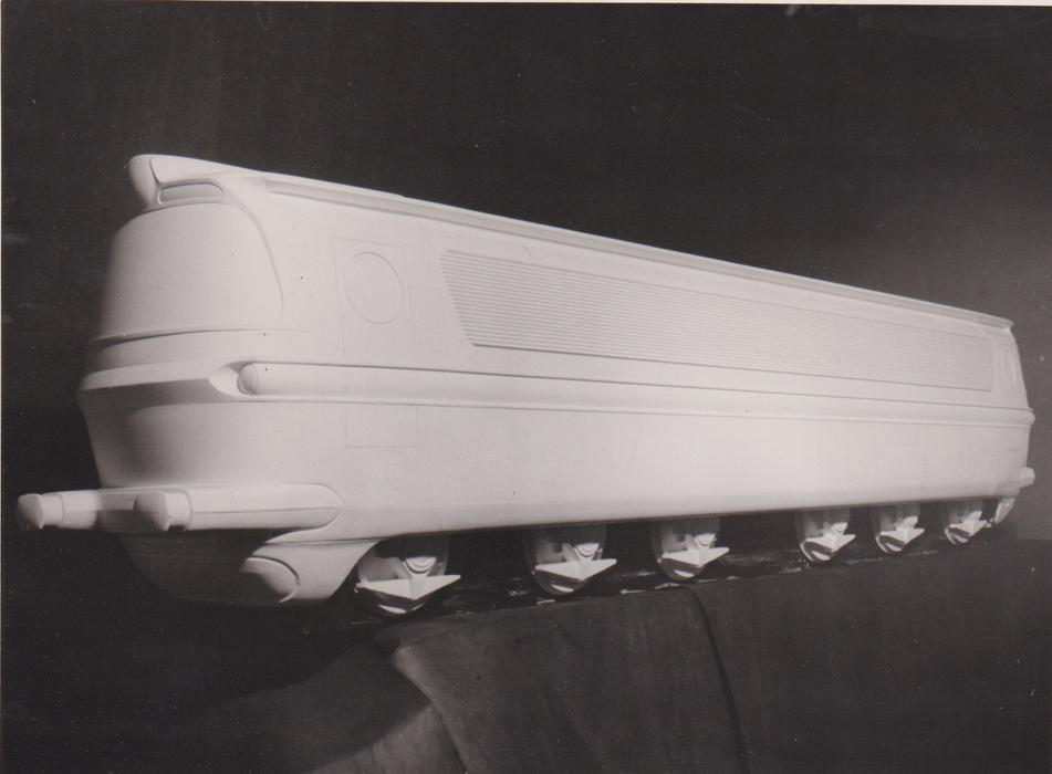 Po Františku Kardausovi se návrhářského pera ujal architekt Otakar Diblík, který zcela přepracoval čelní partie.