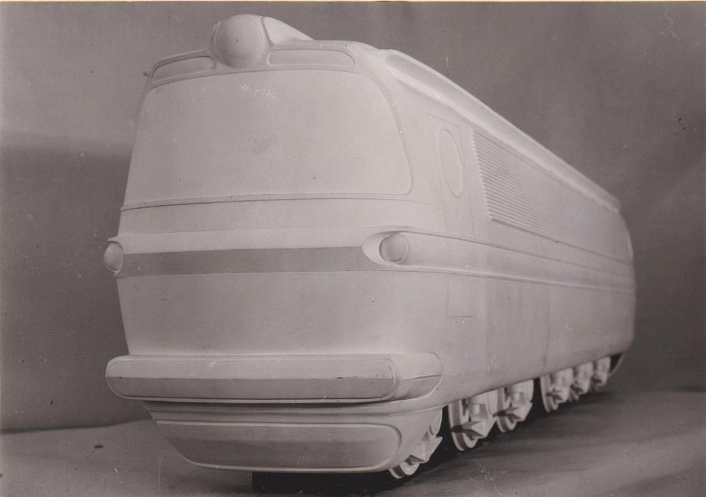 Po Františku Kardausovi se návrhářského pera ujal architekt Otakar Diblík, který zcela přepracoval čelní partie.