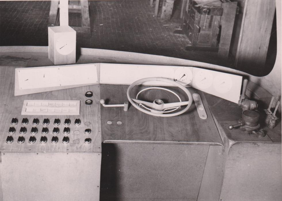 Kontrolér se měl původně ovládat volantem, ve finální podobě z něj zůstal jen jakýsi čtvrtvolant.