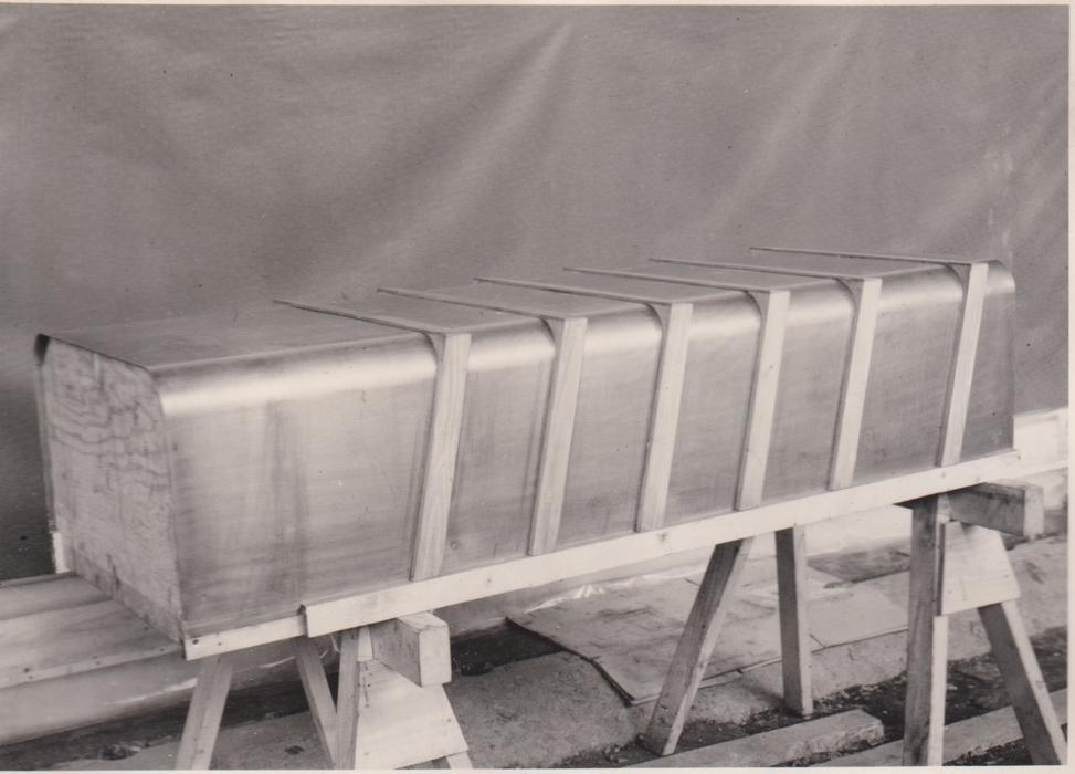 Prvním krokem ke vzniku modelu v životní velikosti byl opěrný dřevěný rám pro hliněný model.